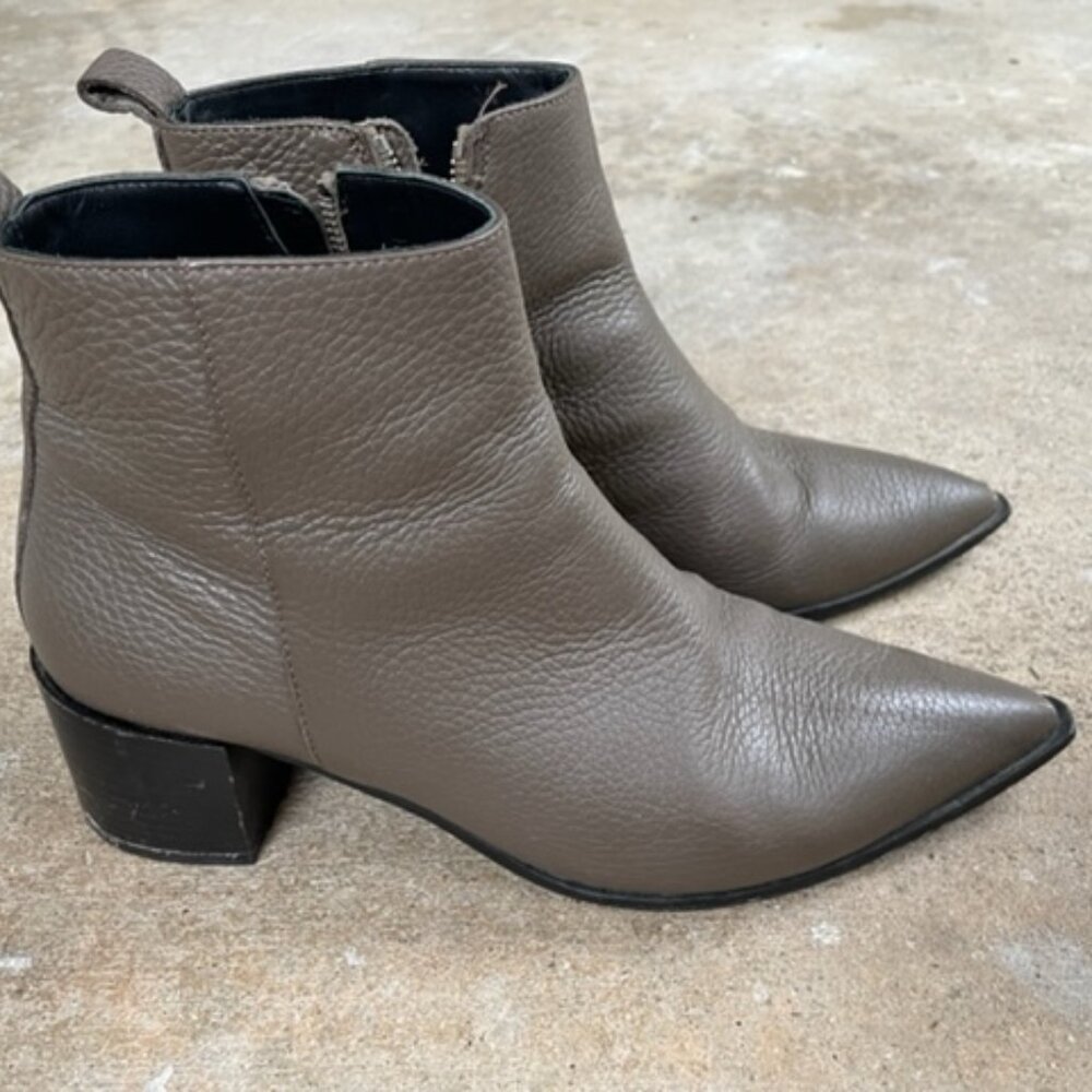 Everlane The Boss Ankle Boots/Booties Pebbled Leather Pointed Toe Size 9 Taupe